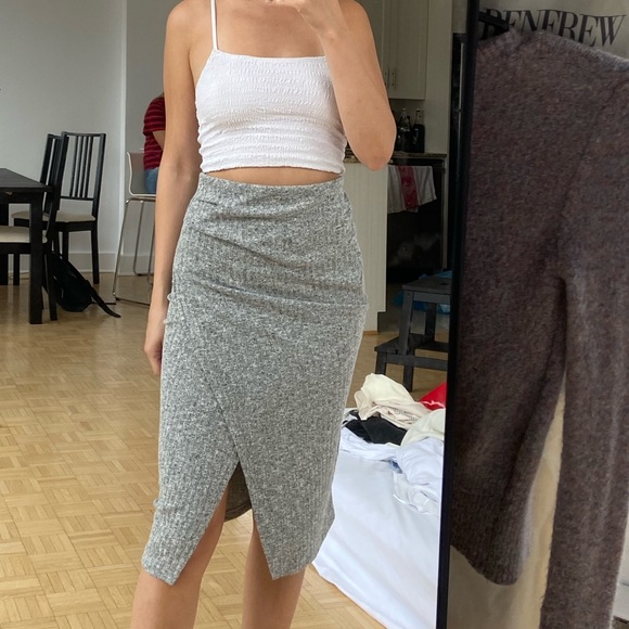 **SOLD** Super cute grey pencil skirt - Picture 5 of 5